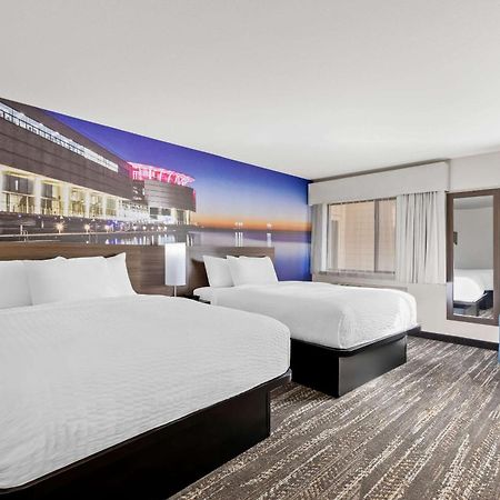 ホテル Clarion Pointe ミルウォーキー エクステリア 写真
