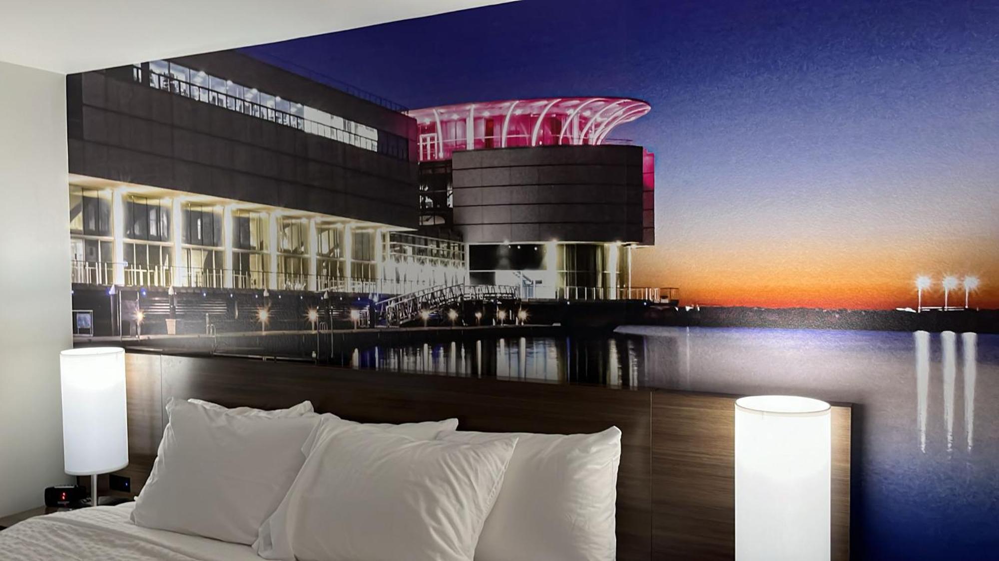 ホテル Clarion Pointe ミルウォーキー エクステリア 写真
