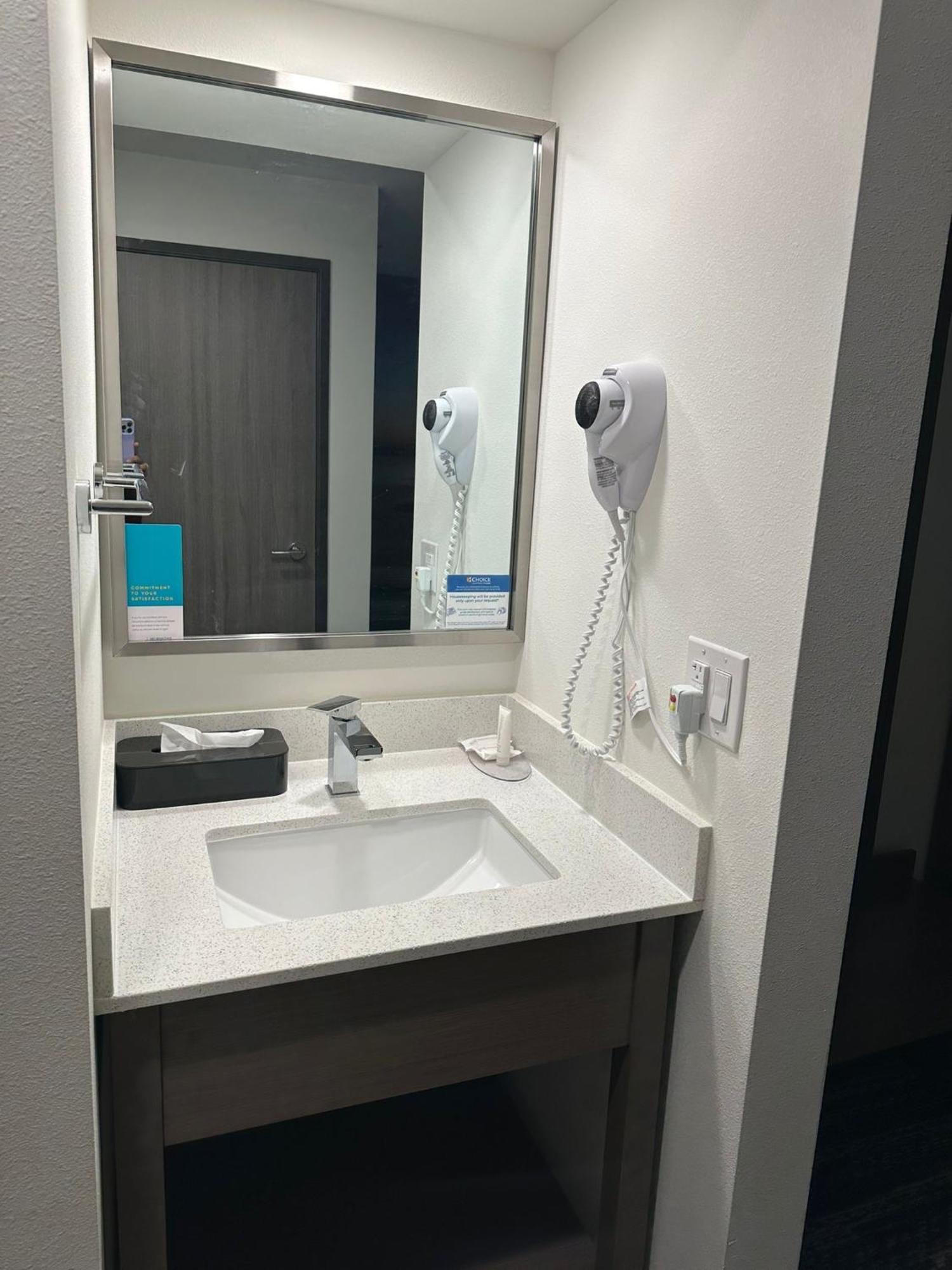 ホテル Clarion Pointe ミルウォーキー エクステリア 写真